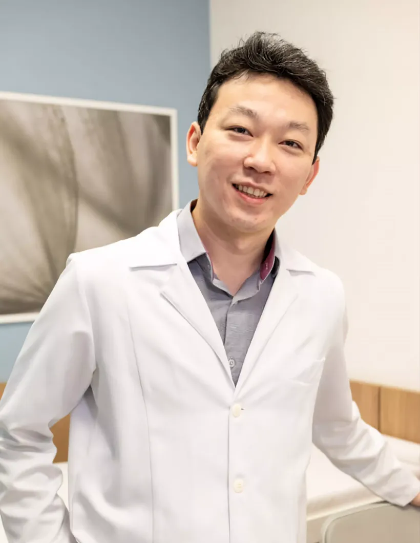 Dr. Caio Matsubara, clínico geral em Londrina, em ambiente de consultório